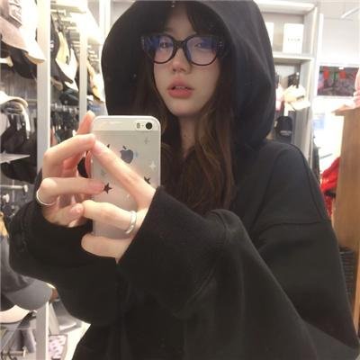 女孩向前走